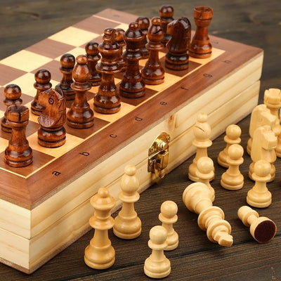 Jeu d'échecs en bois de différentes tailles
